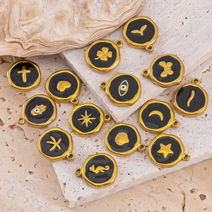 Set aus 18k vergoldeten Herzanhängern mit schwarzer Emaille für DIY-Schmuck
