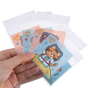 Detalle de bolsas transparentes con bonitas tarjetas de tigre para empaque de joyas