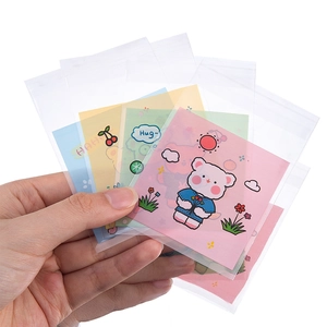 Detalle de bolsas transparentes autocierre con tarjetas de animales de dibujos animados