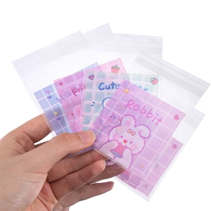 Detalle de bolsas transparentes autoadhesivas con diseños de conejos para joyería