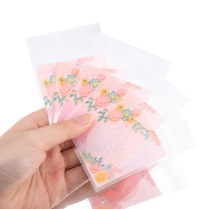 Dettaglio di sacchetti per gioielli fai-da-te floreali rosa con biglietti Lucky