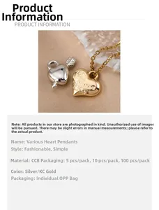 Dettaglio dei ciondoli a cuore in CCB oro e argento con incisione LOVE per gioielli DIY