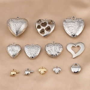 Collezione dettagliata di ciondoli a cuore argento con incisione LOVE e motivi floreali DIY