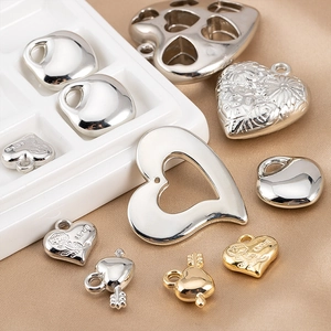 Assortimento di ciondoli a cuore in metallo oro e argento per collane e gioielli fai-da-te