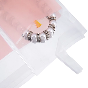 Dettaglio della confezione rosa con cigno e bracciale di perle e strass interno