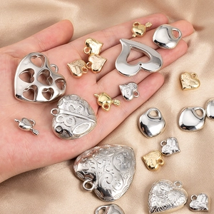 Collezione dettagliata di ciondoli a cuore oro e argento per gioielli fai-da-te e artigianato