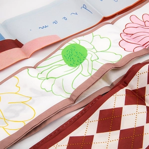 Close-up van zijden linten met bloemen-, tekst- en geometrische patronen