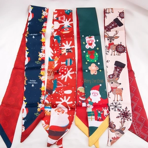 Detailoverzicht van vier kerst-twilly-sjaals met patronen van de Kerstman en rendieren
