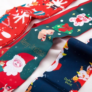 Detailopname van feestelijke rode, groene en blauwe zijden sjaals met kerstpatronen