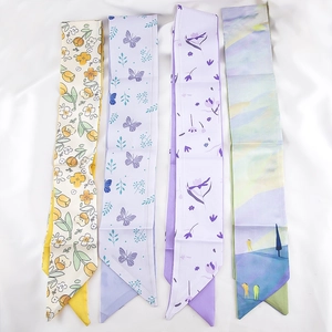 Set van vier elegante smalle sjaals met bloemenprints in geel en paars satijn