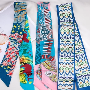Drie elegante smalle zijden sjaals met Franse illustratie en diverse florale patronen