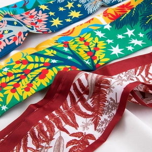 Macro-detail van twill zijden sjaals met levendige bloemenpatronen en premium stiksels