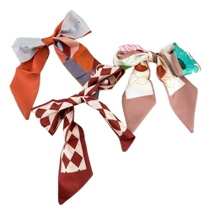 Drie lange satijnen zijden haarbanden met bloemen en geometrische prints op witte basis