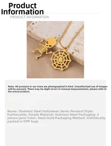 Makro-Detail der goldenen Halloween-Anhänger aus Edelstahl mit Totenkopf und Spinnennetz
