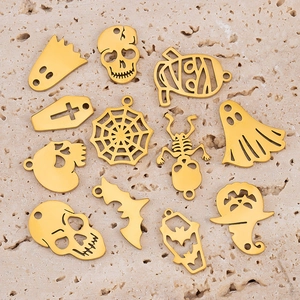 12-teiliges Halloween-Anhängerset aus goldenem Edelstahl mit Geist-, Totenkopf- und Fledermausmotiven