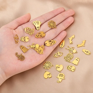Detailansicht goldener Halloween-Anhänger aus Edelstahl für DIY-Schmuckherstellung