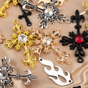 Vue macro détaillée de pendentifs croix gothiques en alliage avec accents de fleur de lys