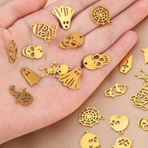 Detailansicht kleiner goldener Halloween-Anhänger aus Edelstahl in einer Hand gehalten