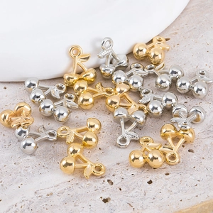 Gouden en zilveren kersenhangers voor DIY-sieraden op een stenen basis