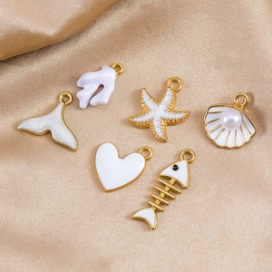 Pendentifs Thème Océan en Émail Blanc en Alliage Étoile de Mer Coquillage Arête de Poisson Cœur Baleine Tail Formes pour Accessoires de Fabrication de Bijoux DIY pour Femmes