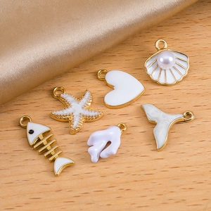 Ensemble de breloques marines DIY dorées avec étoile de mer et coquillage en émail blanc