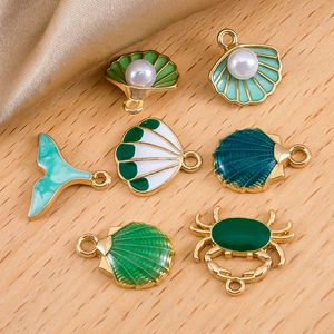 Groene mariene legering bedeltjes met schelpen en zeemeerminstaarten voor DIY-sieraden