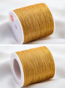 Makroansicht von 0,5 mm und 0,6 mm goldenem Metallfaden für DIY-Schmuckherstellung