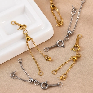 Detailansicht der goldenen und silbernen Edelstahl-Verlängerungsketten für DIY-Schmuck