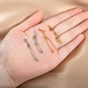 Detailansicht goldener und silberner Edelstahl-Verlängerungsketten für DIY-Schmuck