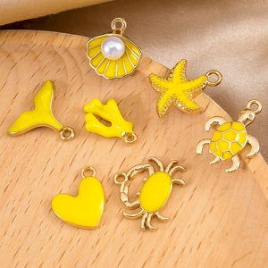 Gelbes Emaille-Meeres-Charm-Set mit Seestern, Schildkröte und Fischschwanz für DIY-Schmuck