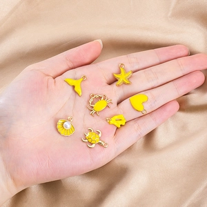 Detailansicht der ozeanischen gelben Emaille-Anhänger für DIY-Schmuck und Halsketten