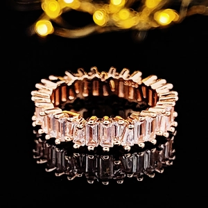 Makroaufnahme eines roségoldenen Eternity-Rings mit AAA-Zirkonia im Baguetteschliff