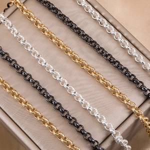 Detail van 4mm reliëf koperen O-kettingen in goud, zilver en zwart voor DIY-sieraden