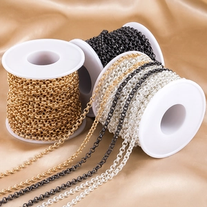 Detail van 4mm reliëf koperen O-kettingen in goud en zilver op rollen voor DIY-sieraden
