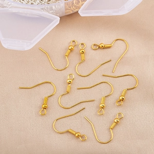 Gros plan détaillé de crochets d'oreilles dorés avec ressort en spirale pour bijoux DIY