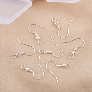 Vue détaillée des crochets d'oreilles argentés avec ressort pour bijoux DIY