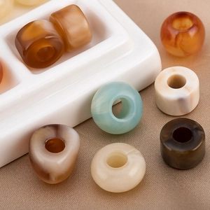 Makroaufnahme von Acrylperlen mit Marmortexter und großem Loch für DIY-Schmuck