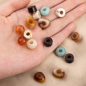 Makroaufnahme bunter marmorierter Acrylperlen mit großen Löchern für DIY-Schmuck