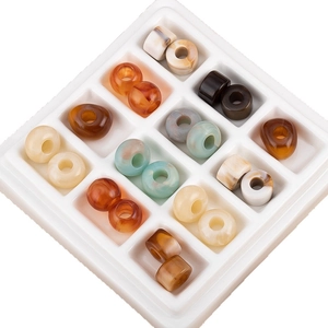 Bunte geometrische Acrylperlen mit großem Loch in einer weißen Schale für DIY Schmuck