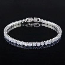 Makroaufnahme eines silbernen Tennisarmbands mit Zirkonia auf einer schwarzen Oberfläche