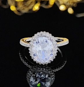 Luxuriöser Verlobungsring mit ovalem Schliff und Pavé-Band auf reflektierendem Schwarz