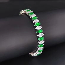 Detail eines silbernen Tennisarmbands mit marquise-geschliffenen grünen und weißen Zirkonia