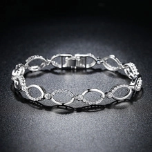 Detail der silbernen hohlen Glieder des Armbands mit funkelnden Zirkonia-Steinen