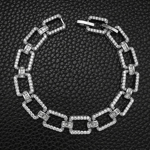 Silbernes Gliederarmband mit Zirkon-Mikropavé auf schwarzem Lederhintergrund