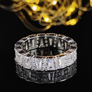 Elegante anello eternity in argento con zirconi AAA su base nera riflettente