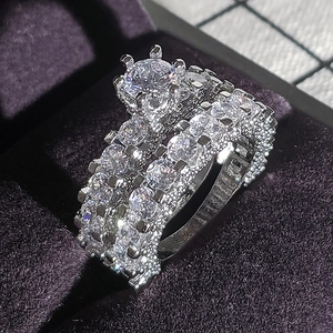 Primer plano del set de anillos de compromiso en plata con circonita en estuche de joyería