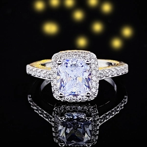 Anillo de lujo con piedra de corte cojín cuadrado y halo sobre fondo negro brillante