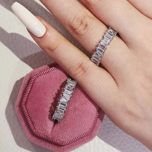 Makroaufnahme des Eternity-Rings mit Zirkonia im Baguette-Schliff in Silberoptik