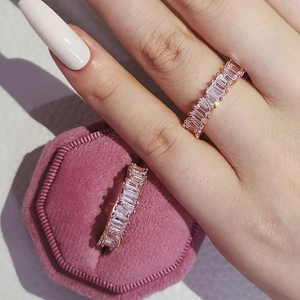 Detailansicht des roségoldenen Eternity-Rings mit Zirkonia-Steinen in einer Box