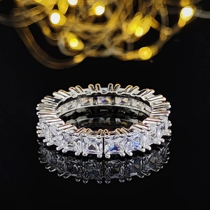 Anello eternity di lusso con zirconi a taglio quadrato su superficie a specchio nera